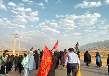 پیاده‌روی جاماندگان اربعین با حضور پرشور دانش‌آموزان در چاروسا