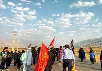پیاده‌روی جاماندگان اربعین با حضور پرشور دانش‌آموزان در چاروسا