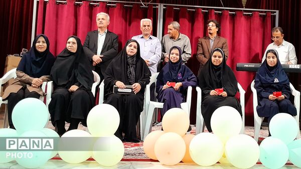 جشن ستارگان و تجلیل از شاگردان برتر آموزشی و فرهنگی دبیرستان شاهد بحرینیان ناحیه۴ 