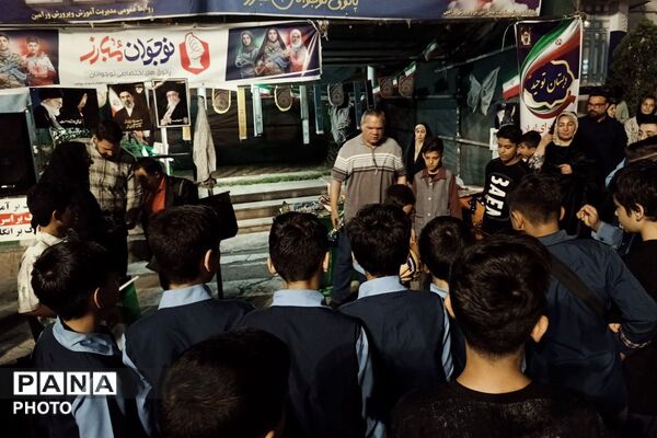 اجتماع پرشور دانش‌آموزان دبستان پسرانه توحید در غرفه شهدای دانش آموز ورامین 