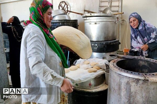 سومین روز از پخت نان  برای پذیرایی از زائران بدرقه آقای  شهید ایران در شهر بار نیشابور