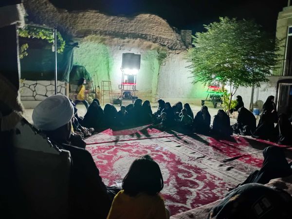 مراسم عزاداری ماه صفر در روستای نقاب در هنگام قطع برق