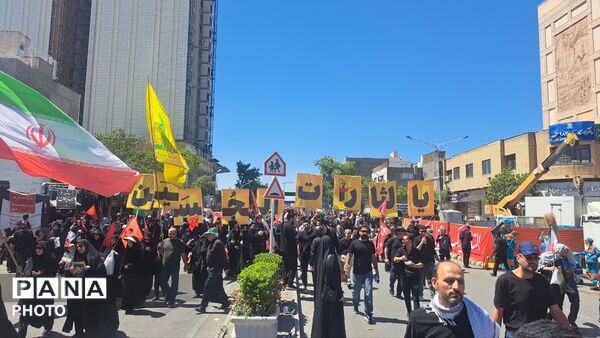مشهد، در آغوشِ حرم، با رهبر شهید وداع کرد