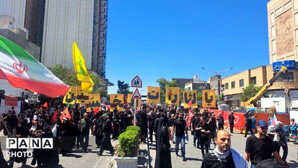 مشهد، در آغوشِ حرم، با رهبر شهید وداع کرد
