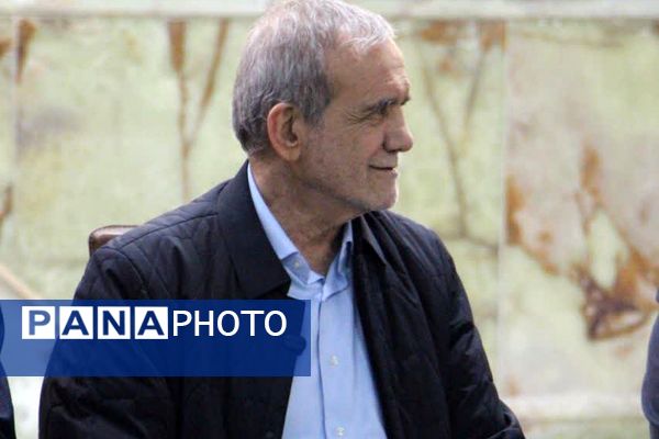 رئیس‌جمهور با خانواده شهدا در پیشوا دیدار کرد