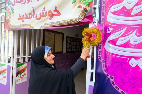 طنین زنگ انقلاب در دبستان ابوریحان شیراز