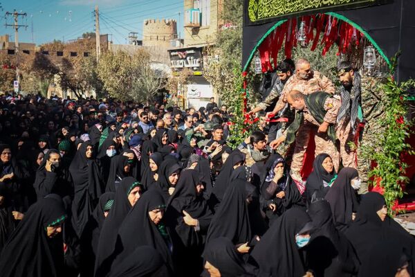 تشییع پیکر مطهر شهید گمنام ۱۷ ساله در اردکان 