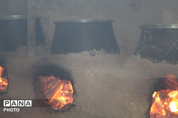آماده‌سازی حلیم عاشورا در روستای اسحاق‌آبادی نیشابور