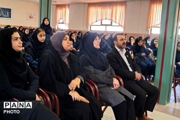 طرح «هر دانش‌آموز یک مهارت» با حضور کارآفرینان برتر شهرستان دماوند ، در دبیرستان احمد ابراهیمی