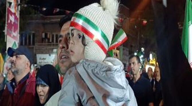 زیر چتر آسمان اردیبهشت، شعله‌های دانایی افروخته شد