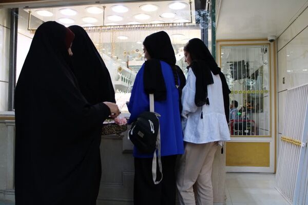 اهدای بسته فرهنگی و برپایی غرفه حجاب