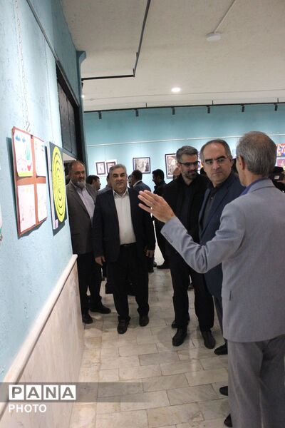 نمایشگاه آثار منتخب دانش‌آموزان با موضوع جنگ رمضان در مرند