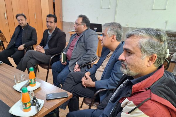 جلسه انجمن اولیا و مربیان و هیات امنا برای فردای دانش‌آموزان دبیرستان پویش شیراز 