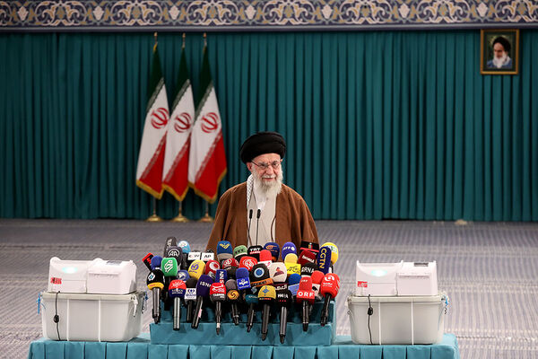 حضور رهبر معظم انقلاب در رای گیری مرحله‌ دوم انتخابات مجلس
