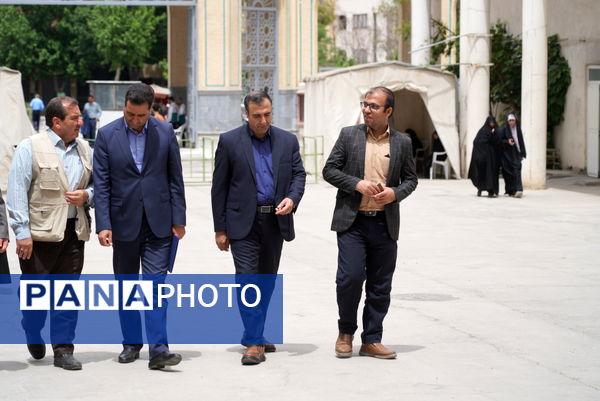 مراسم عطرافشانی قبور مطهر شهدا باحضور مدیرکل آموزش‌وپرورش استان اصفهان