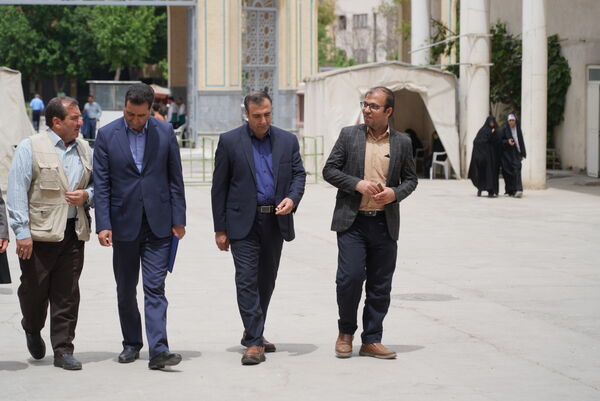 مراسم عطرافشانی قبور مطهر شهدا باحضور مدیرکل آموزش‌وپرورش استان اصفهان
