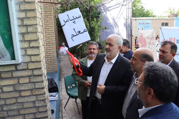 زنگ سپاس معلم در هنرستان احمدی روشن منطقه ۱۴ تهران با حضور وزیر نیرو نواخته شد