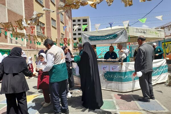 مراسم  پرچم گردانی  بارگاه حضرت علی بن موسی‌الرضا (ع) در مدرسه باهنر ملارد به مناسبت دهه کرامت