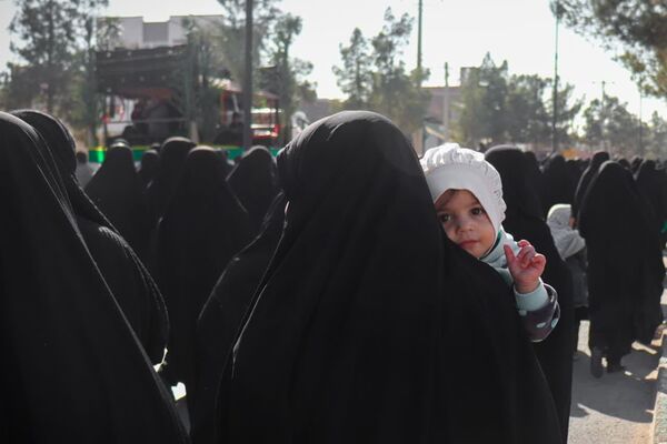 تشییع پیکر مطهر شهید گمنام ۱۷ ساله در اردکان 