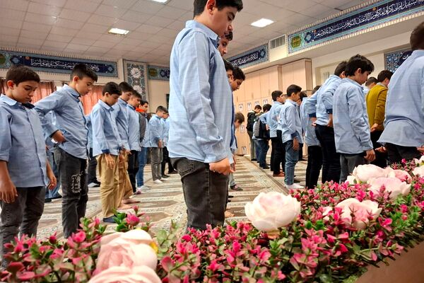 برپایی نماز جماعت در مدرسه انصارالمهدی قرچک 