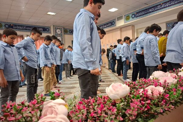 برپایی نماز جماعت در مدرسه انصارالمهدی قرچک 