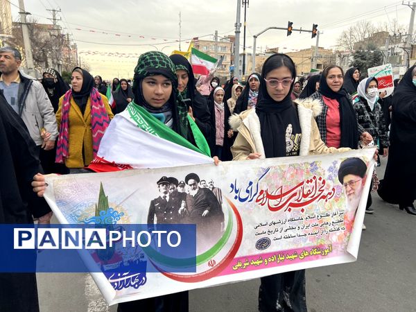 حضور پرشور مردم در راهپیمایی ۲۲ بهمن هشتگرد