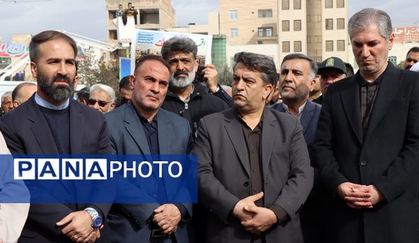 حضور دانش آموزان و جامعه بزرگ فرهنگیان در یوم الله 22 بهمن ماه در پاکدشت 