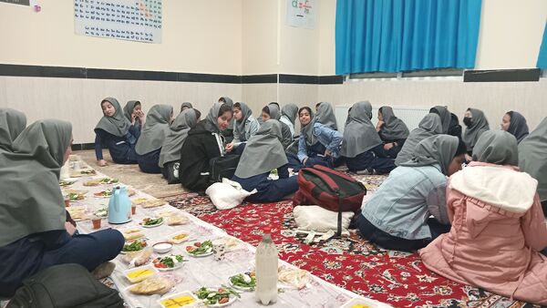 سفره مهربانی مهمانی خدا در آموزشگاه دخترانه نمونه دولتی فدک شهرستان فاروج 