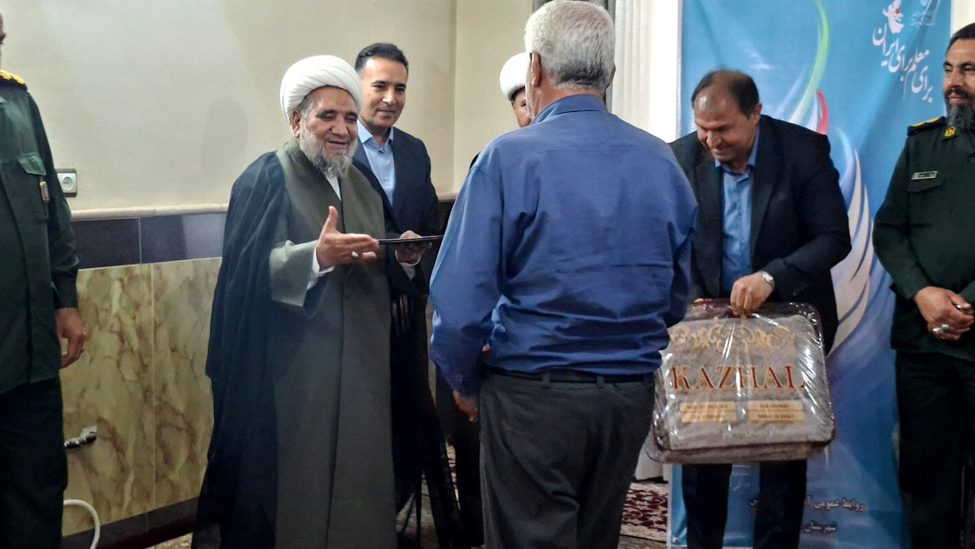 تجلیل از ایثار و شهادت؛ دیدار مسئولان سملقان با خانواده معلمان شهید آزادی‌پور و ناصری