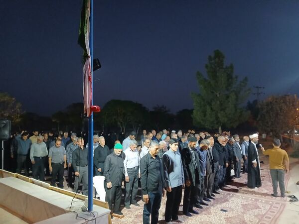 مراسم شبی با شهدا در محل گلزار شهدای روستای بزنجرد شهرستان خلیل‌آباد