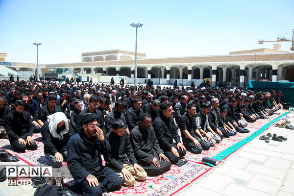 حضور باشکوه عزاداران عاشورایی در نماز جماعت ظهر