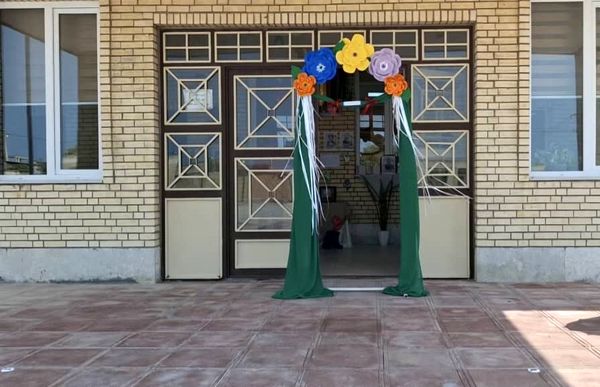 غبارروبی نمازخانه‌های مدارس قشم در آستانه سال تحصیلی جدید
