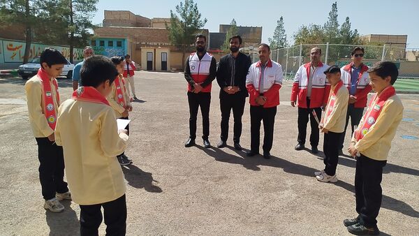 مراسم اهدای بسته های لوازم التحریر به دانش آموزان لازم التوجه دبستان شهید پسندیده فدافن