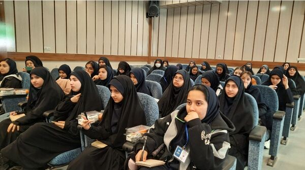 اولین نشست روسای تشکل‌های دانش‌آموزی مدارس سمپاد استان در دبیرستان فرزانگان ۲دوره دوم ناحیه۷ مشهد 