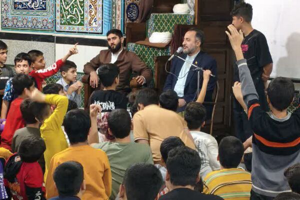 اعتکاف دانش آموزی در مسجد حضرت ابوالفضل قیامدشت