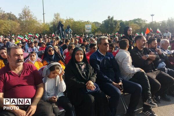 پیاده‌روی خانوادگی در شهر قدس