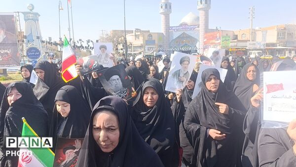 خروش انقلابی نمازگزاران سملقان در خیابان‌های شهر