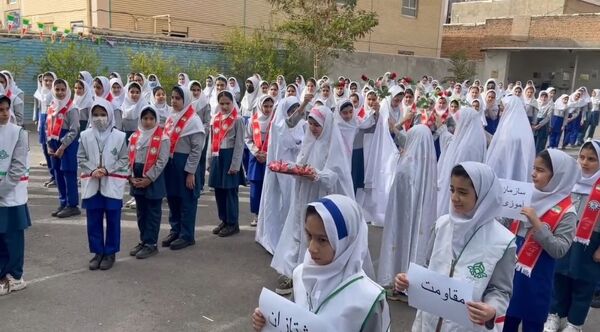 برگزاری همایش یاوران انقلاب پیشتازان مقاومت در مدرسه شهید کاظمی یک شهرستان پلدختر