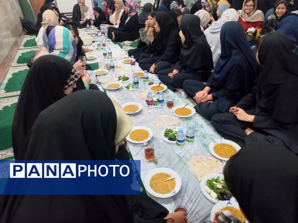 برگزاری ضیافت افطاری در دبیرستان شاهد معرفت ناحیه پنج 