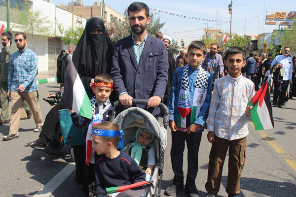 حضور عزتمندانه مردم قم در راهپیمایی آخرین جمعه ماه رمضان