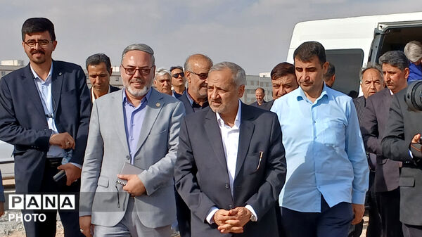کلنگ زنی مدرسه ۱۲ کلاسه ایران با حضور وزیر آموزش و پرورش