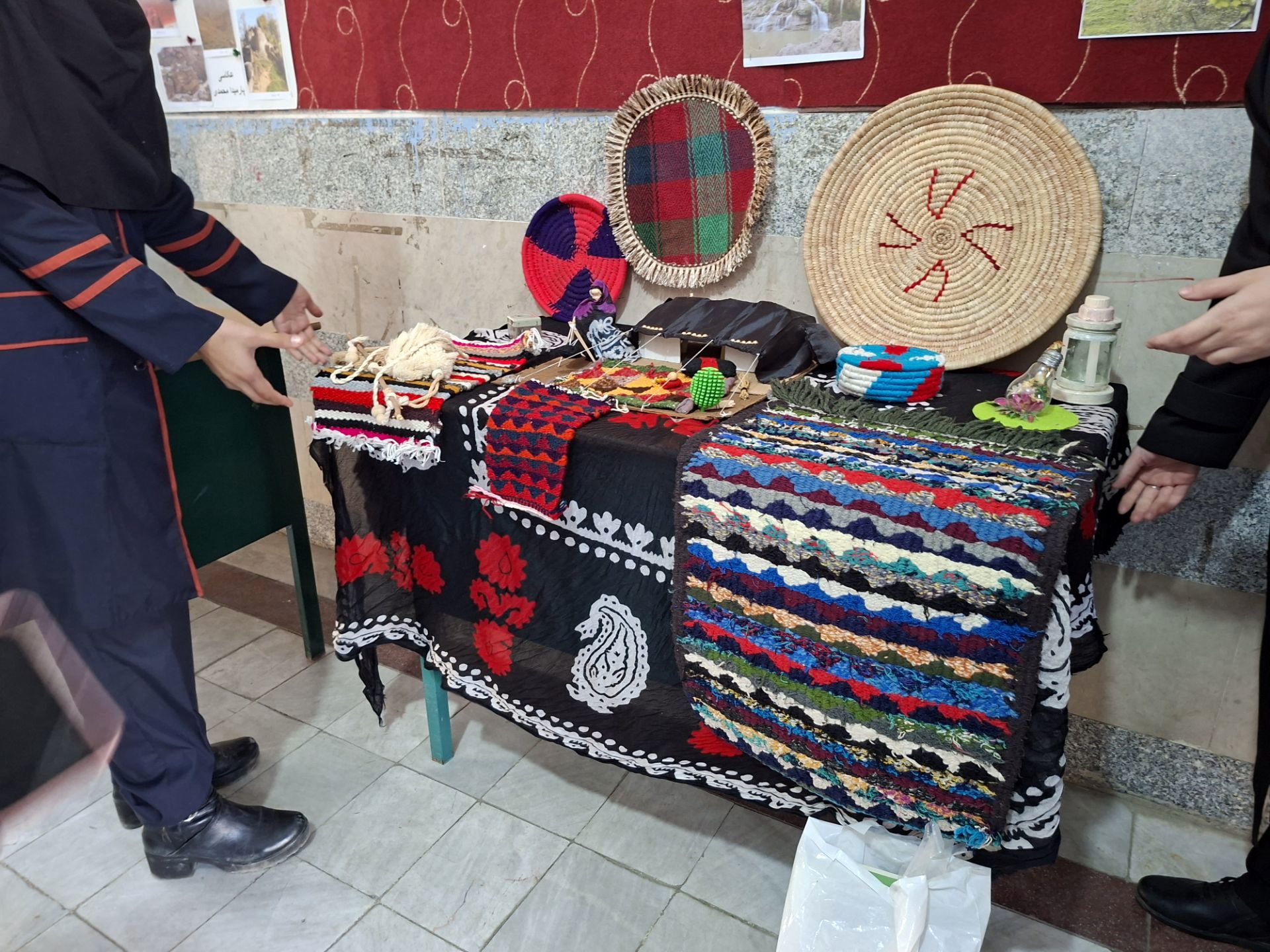 نمایش هنرهای دستی دانش‌آموزان معمولان