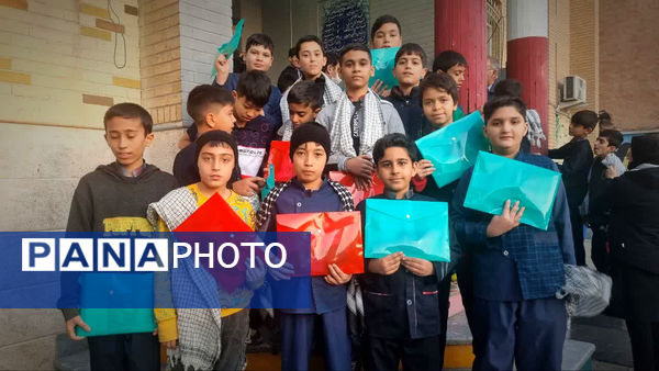 تقدیر دانش‌آموزان یک مدرسه در قم از پدر شهید کریمی