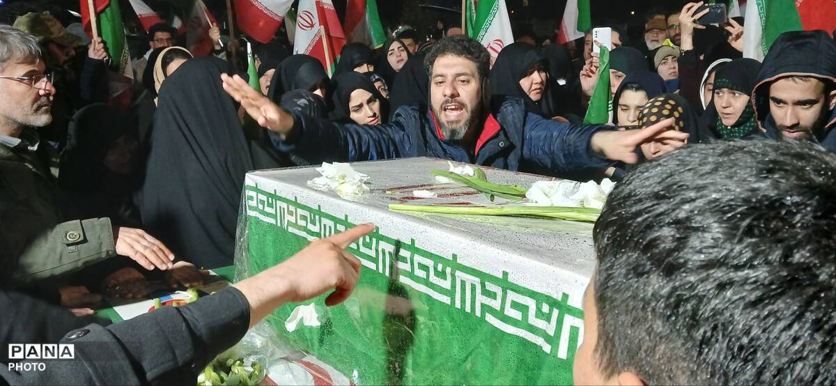تشییع پیکر شهدای جنگ رمضان بر دستان مردم ساوجبلاغ 