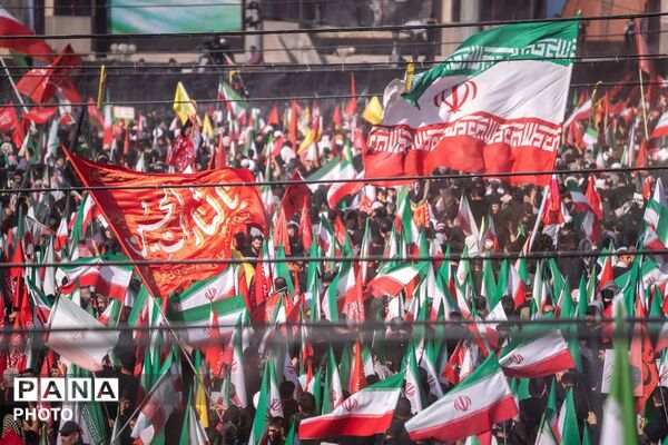 مصلی تهران در تسخیر موج همدلی؛ وداع باشکوه مردم با رهبر شهید
