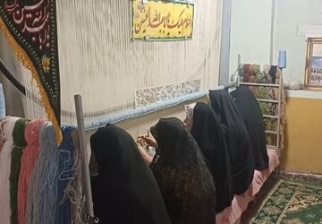 بافت قالی توسط بانوان روستای اسفه سالار شهرستان شهرضا برای حرم امام حسین(ع)

