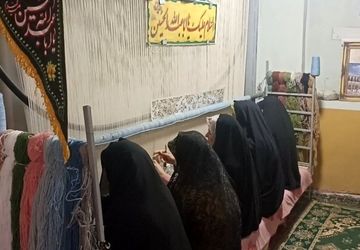 بافت قالی توسط بانوان روستای اسفه سالار شهرستان شهرضا برای حرم امام حسین(ع)
