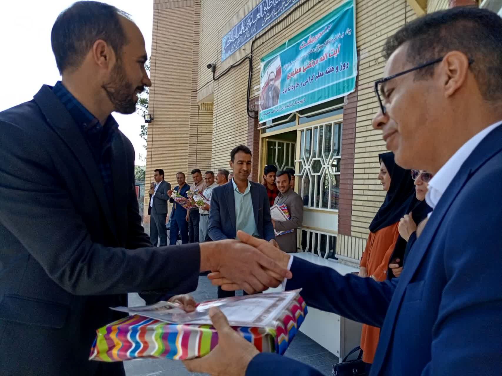 مراسم تقدیر از دبیران دبیرستان نمونه آیت الله خامنه‌ای