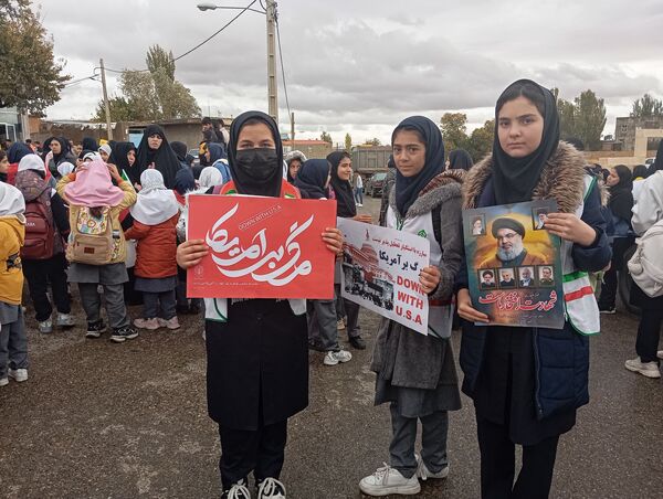 دانش‌آموزان شهر گرماب در راهپیمایی 13 آبان