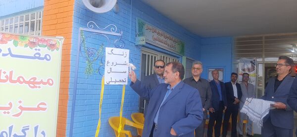 زنگ مهر در دبیرستان شاهد ابوذر غفاری نیشابور به صدا در آمد 